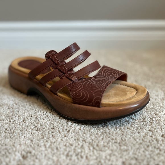 Dansko ‘Lacey’ Tooled Leather Embossed Swirl Slide Cognac Sandals EU 40 - Picture 2 of 10